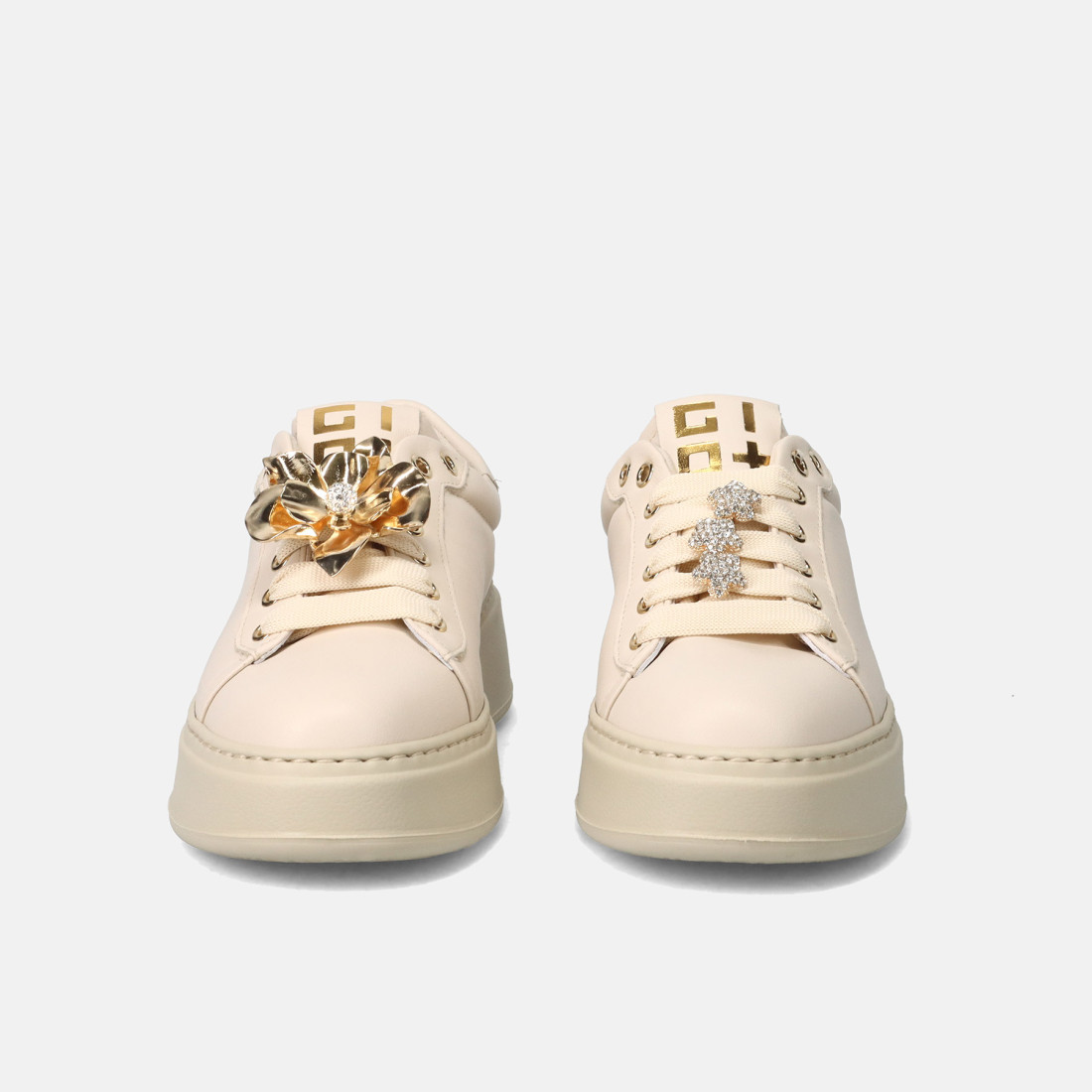 Sneakers GIO+ Pia in Pelle Crema: Glamour e Comfort con Fiore Oro e Strass - immagine 3